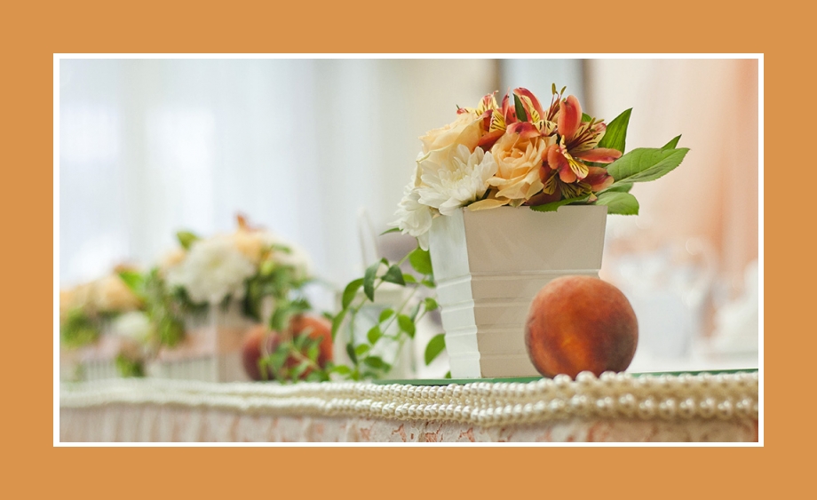 Tischdeko mit Blumen und pfirsichen Geburtstag Hochzeit